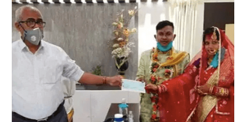 इस युगल ने सादे समारोह में शादी कर बचाए हुए पैसे मुख्यमंत्री राहत कोष में दान कर दिये