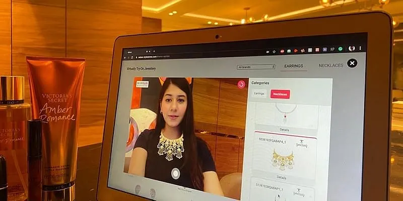 इन-स्टोर मॉडल में मिरार को किसी भी डिवाइस में प्लग किया जा सकता है।