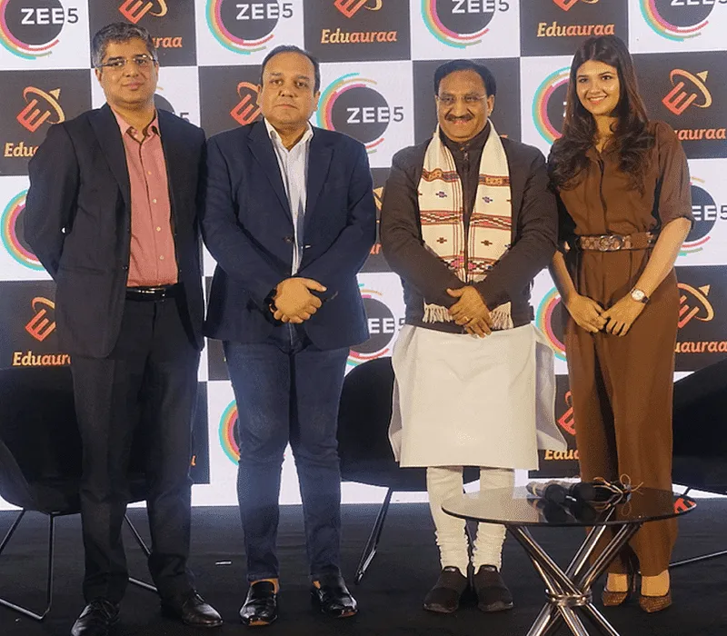(बाएँ से दायें) ZEE5 के सीईओ तरुण कात्याल, ZEE के एमडी और सीईओ पुनीत गोयनका, मानव संसाधन विकास मंत्री डॉ. रमेश पोखरियाल और एडुआरा की संस्थापक आकांक्षा चतुर्वेदी