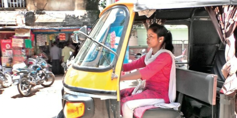 बच्चों को पढ़ाने के लिए बनीं बालासोर की पहली महिला ऑटो ड्राइवर, 15 साल की उम्र में हुई थी शादी, फिर पति ने छोड़ा
