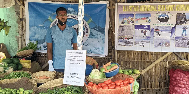 नीलाचल परिदा सब्जी बेचते हुए।