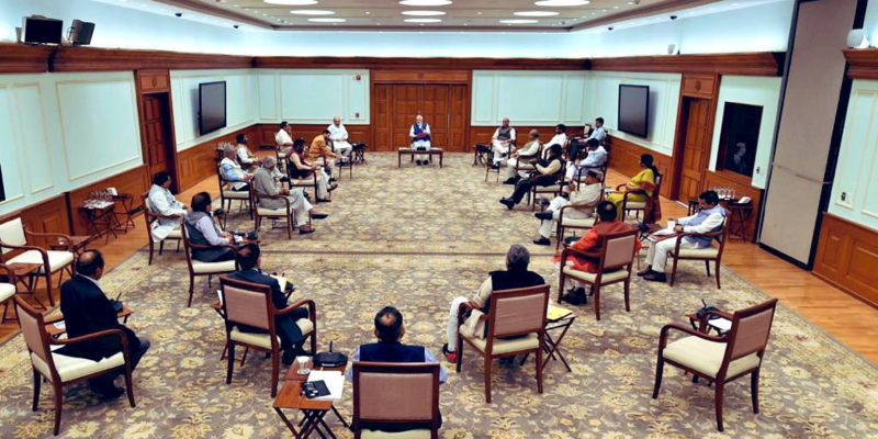 कोरोना: पीएम मोदी की बैठक में दिखी सोशल डिस्टेन्सिंग, दूर-दूर बैठे नज़र आए सभी मंत्री