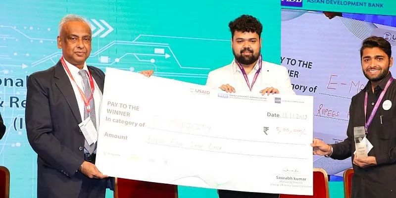 डार्विन के संस्थापक, राहुल गोंसाल्वेस (बीच में), इनोवेट टू इंस्पायर चैलेंज में ईईएसएल के 25,000 स्थानीय इलेक्ट्रिक स्कूटर के लिए एक ऑर्डर मिलने के लिए पुरस्कार जीतते हुए।