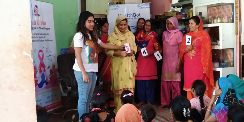 ग्रामीण इलाकों में महिलाओं को कैंसर से जागरूक करने के लिए इन्होने ने छोड़ दीं अपनी बेहतरीन नौकरियां, शुरु किया 'आरोग्य फाउंडेशन'