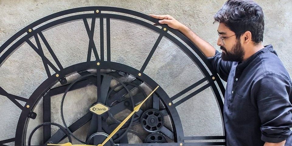 कबाड़ से कलाकृति बनाने वाले देवल को आज जान रही है दुनिया
