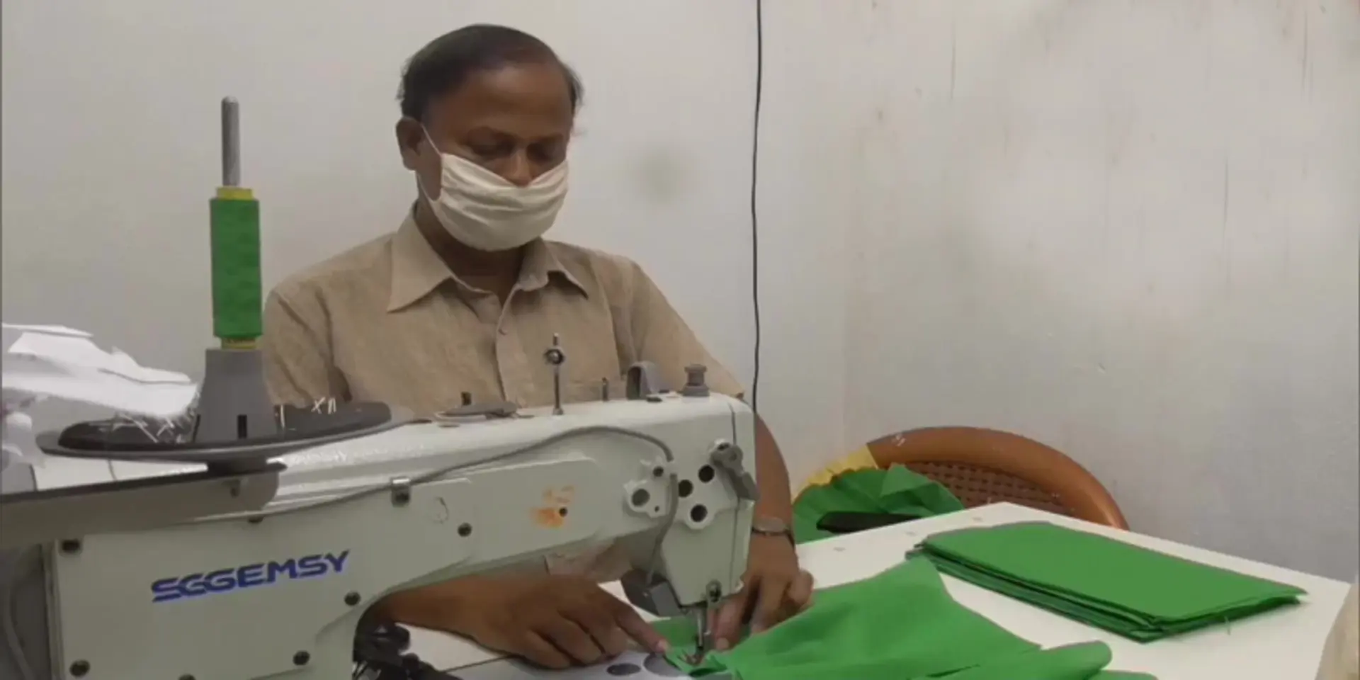दुकान मालिक ने सूती कपड़े से बनाए 8 हज़ार मास्क, पुलिसकर्मियों और स्वास्थ्य कर्मियों को किए दान