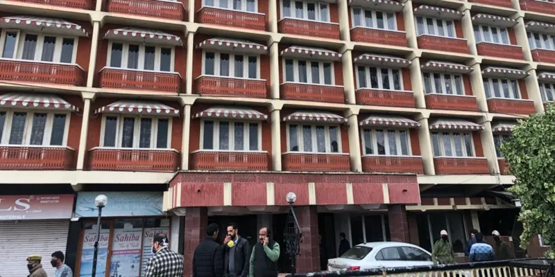 कोरोना वायरस के बीच कश्मीर में एक होटल मालिक ने अपने होटल को आम लोगों के लिए खोल मुफ्त में दिया है।