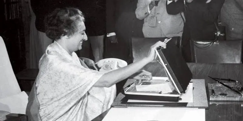 इन्दिरा गांधी बजट पेश करने वाली देश की पहली महिला वित्त मंत्री थीं।