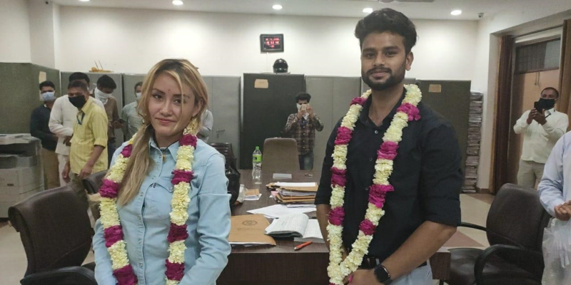 लॉकडाउन के बीच लड़के ने मैक्सिकन लड़की से की शादी, डीएम ने रात में खुलवा दिया दफ्तर