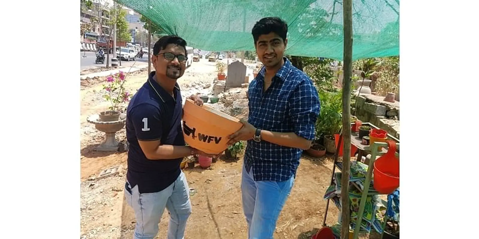 वाटर फॉर वॉयसलेस: यह समूह जानवरों की प्यास बुझाने के लिए मुफ्त में बांटता है पानी के कटोरे