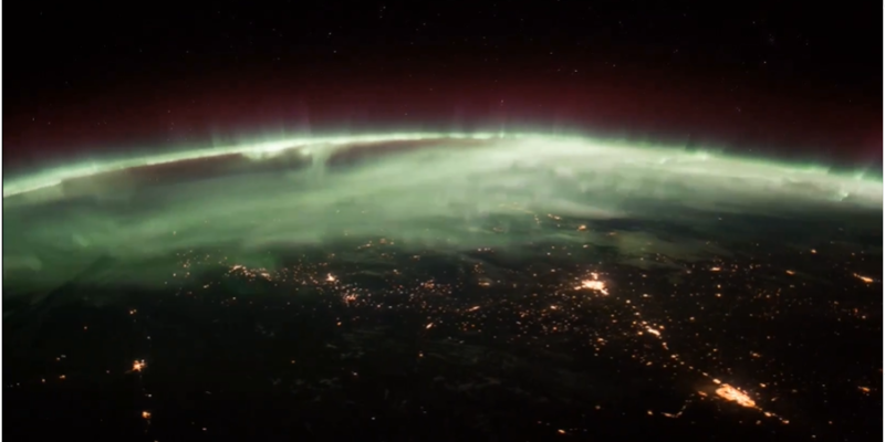 Viral: पृथ्वी की सतह पर कैसे दिखते हैं Auroras, अद्भुत है नेचुरल लाइट शो का यह वीडियो