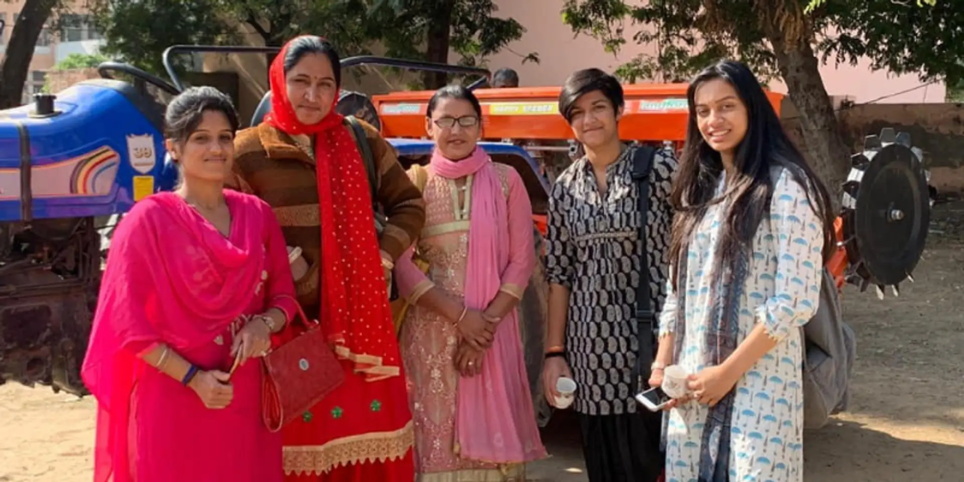 जानिए कैसे आस पड़ोस के किसानों की मदद कर दिल्ली के खतरनाक प्रदूषण से लड़ रही हैं दो 17 साल की लड़कियां