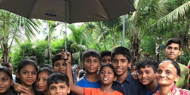 बारिश में मुंबई की सड़कों पर रहने वाले बच्चों को फ्री में छाता बांट रहा है द कवर प्रोजेक्ट