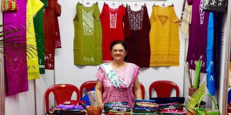 58 साल की मीना पटनाकर रद्दी अख़बारों से बना रही हैं खिलौने और पर्स