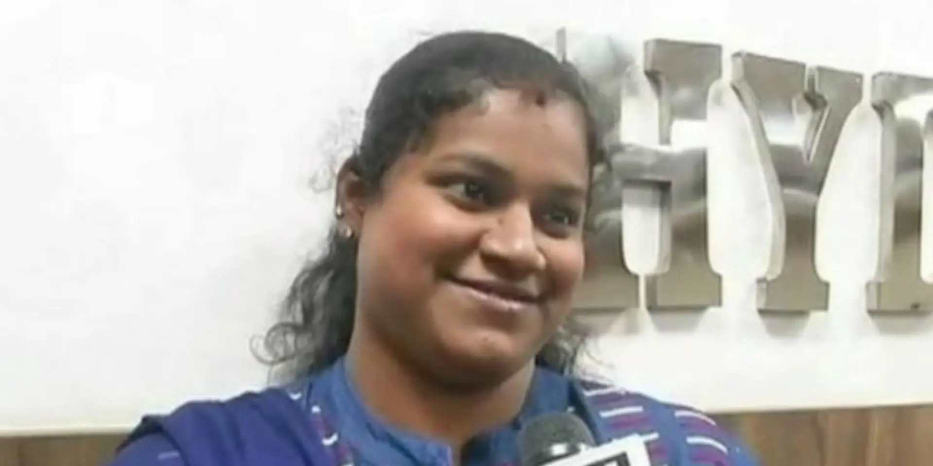 महिला कॉन्स्टेबल ने पेश की मिसाल, रोते हुए लावारिस बच्चे को कराया स्तनपान