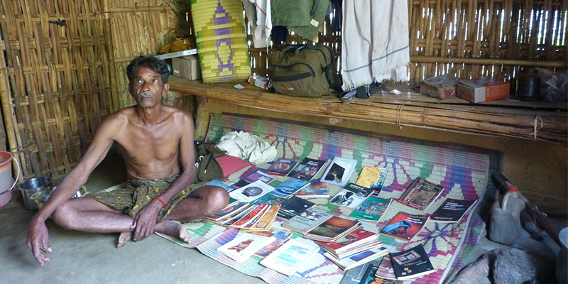 केरल के दुर्गम जंगल में दुर्लभ किताबों की लायब्रेरी चलाते हैं बुजुर्ग चिन्नातम्बी
