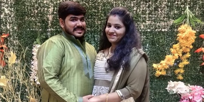 किसी दूसरे के लिए मुंबई की सड़कों पर पोहा-पराठा बेच रहा MBA पास यह कपल, इमोशनल करने वाली है वजह