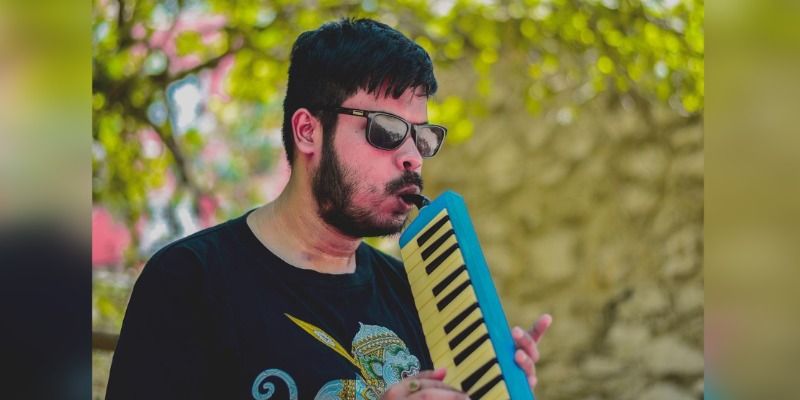 सपनों के रास्ते आड़े नहीं आ सकी दिव्यांगता, आज बतौर म्यूजिशियन सफलता के शिखर पर हैं वृतम