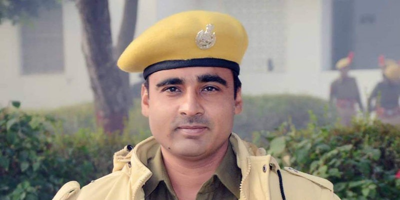 राजस्थान के पुलिसवाले ने सड़क पर भीख मांगने वाले 450 बच्चों को पढ़ाने के लिए बना दिया स्कूल