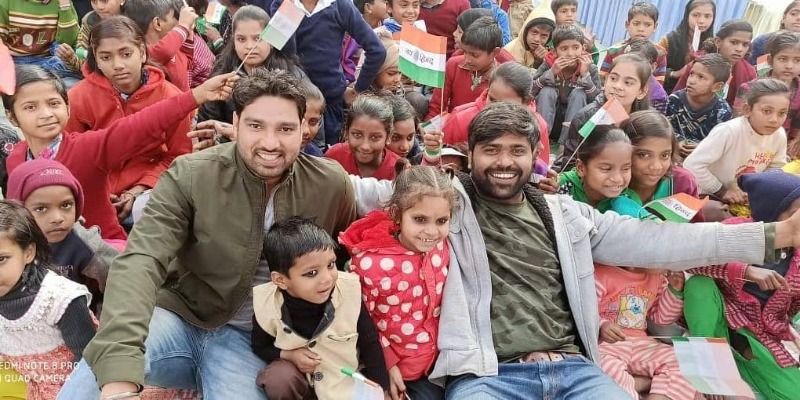 घाट वाला स्कूल: कभी खुद की पढ़ाई के लिए करना पड़ा था संघर्ष, आज गरीब बच्चों को मुफ़्त में पढ़ाते हैं नितिन