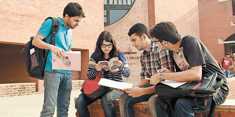 किताब न मिलने पर आईआईएम अहमदाबाद के छात्रों ने खुद ही लिख डाली किताब