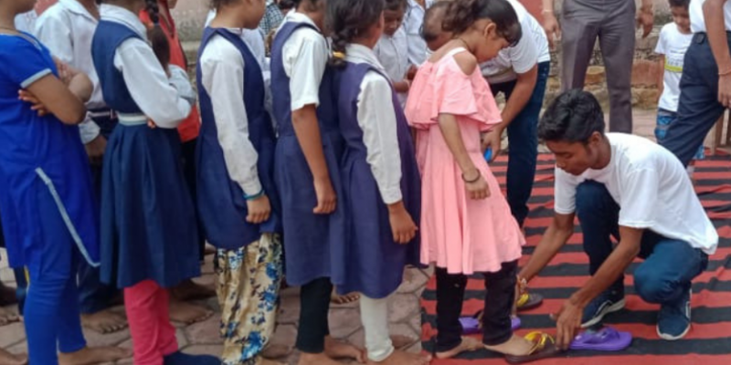 बच्चों के लिए 'चोकोलेट फ़ॉर चैरिटी' स्टार्टअप और चप्पल बैंक चलाते हैं आयुष