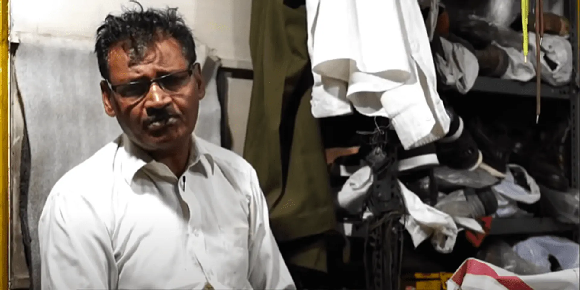 शू-मेकिंग से लेकर न्यूज़ ब्रेकिंग तक: मिलें भोपाल के सुरेश नंदमेहर से, जो रात में सीते हैं जूते और दिन में करते हैं पत्रकारिता