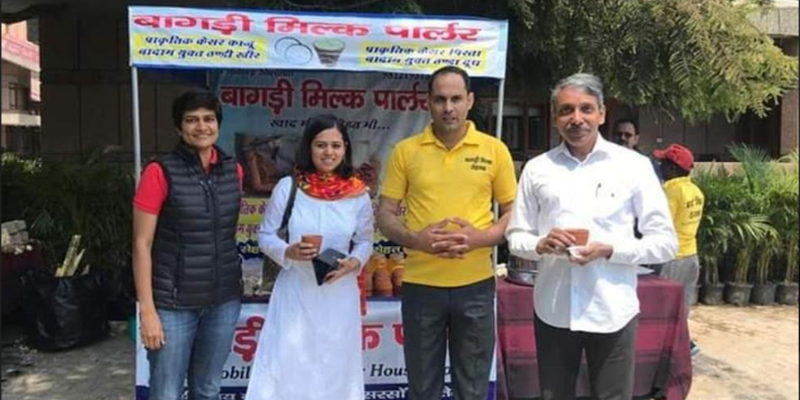 कंपनी की नौकरी छोड़ शुरू किया मिल्क पार्लर, हर महीने होने लगी लाखों की कमाई