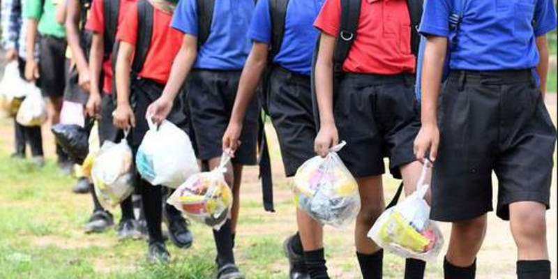 स्कूल में प्लास्टिक जुटा रहे बच्चों को फीस, पाठ्य पुस्तकें, खाना-कपड़ा मुफ़्त