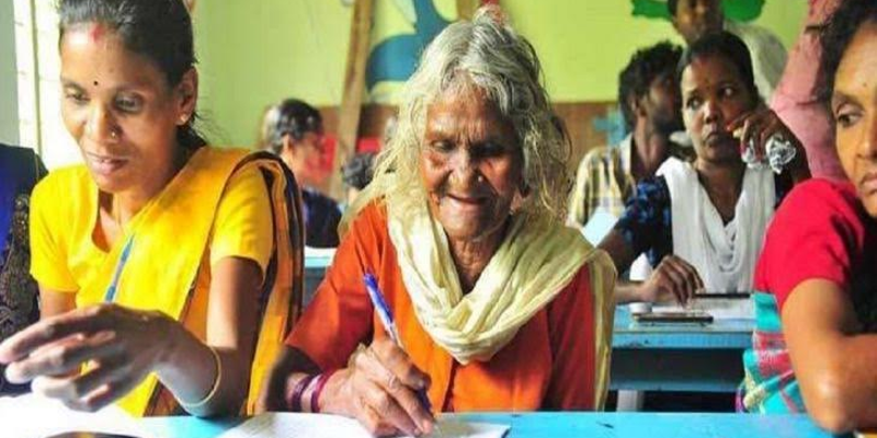 केरल की भागीरथी अम्मा ने 105 साल की उम्र में दी चौथी क्लास की परीक्षा