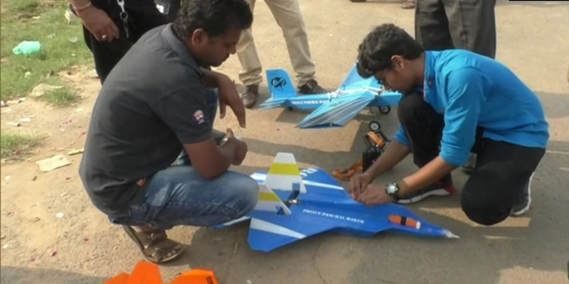 10वीं के सभी विषयों में हुआ फेल, 35 देसी विमान बनाकर देशभर में चर्चा बना 17 साल का प्रिंस