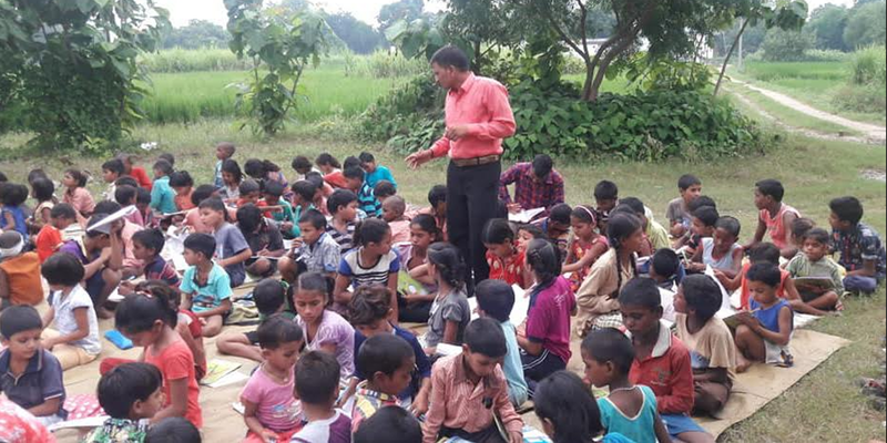 अपने इलाके के सैकड़ो फटेहाल बच्चों को मुफ़्त में पढ़ाते हैं मनोज कुमार
