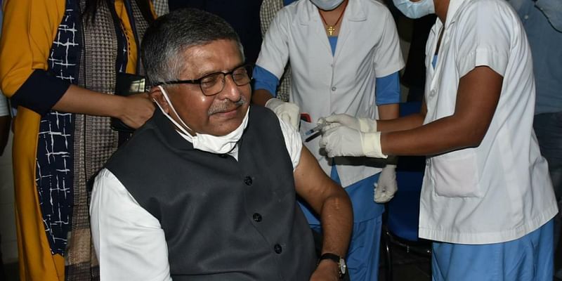 केंद्रीय मंत्री रविशंकर प्रसाद ने AIIMS पटना में लगवाया कोविड-19 का टीका, दी सहयोग राशि भी