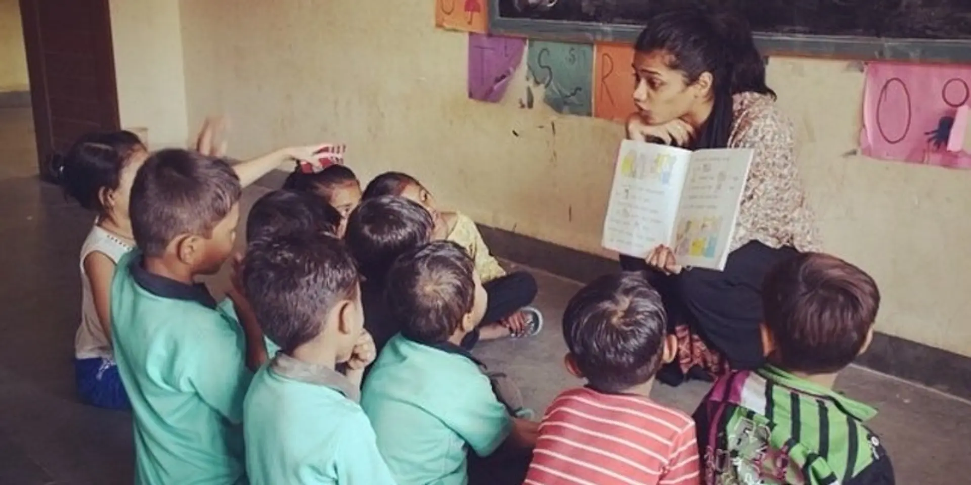 अपना करियर भुलाकर गरीब बच्चों का भविष्य संवारने लगीं दिल्ली की अनुक्षी