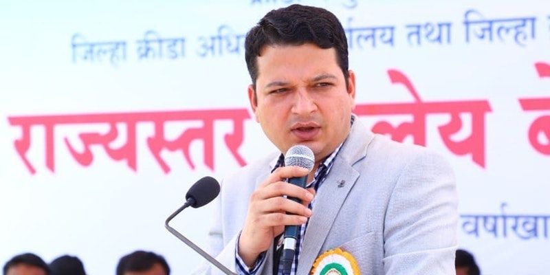 शख्स ने स्वागत में दिया प्लास्टिक में लिपटा गुलदस्ता, IAS अफसर ने ठोका ₹5000 का जुर्माना