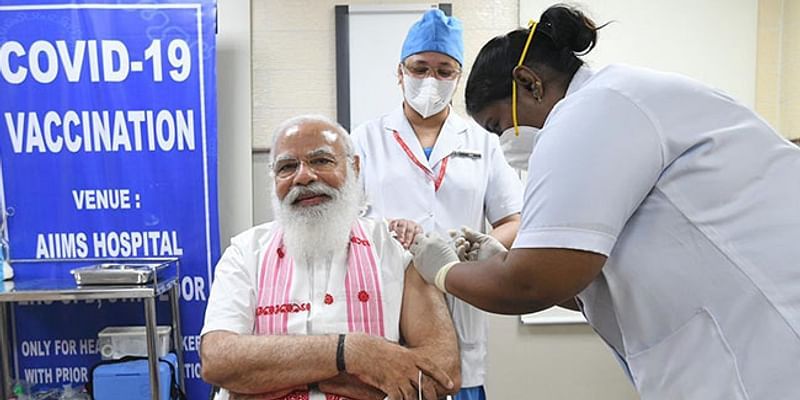 प्रधानमंत्री नरेंद्र मोदी ने AIIMS में ली कोविड-19 टीके की पहली खुराक