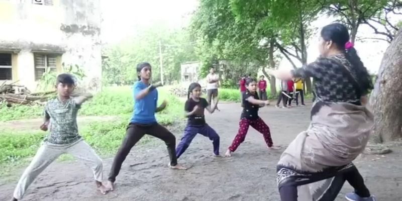 लड़कियों को मार्शल आर्ट सिखा कर सशक्त बना रही हैं तेलंगाना की ये महिला
