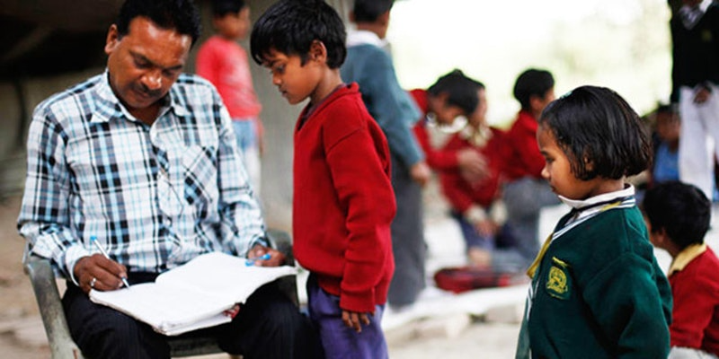 दिल्ली में मेट्रो पुल के नीचे 49 वर्षीय इस शख्स के स्कूल में हर दिन पढ़ते हैं 300 वंचित बच्चे