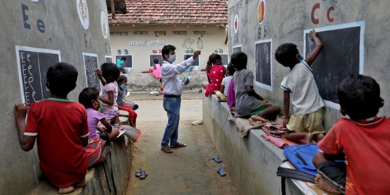 बंगाल के इस शिक्षक ने दीवारों को बना डाला ब्लैकबोर्ड और सड़कों को क्लासरूम, जरूरतमंद बच्चों को दे रहे हैं शिक्षा