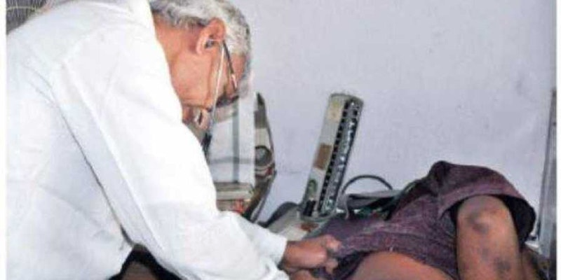 मिलिए कर्नाटक के 79 वर्षीय '10 रुपये वाला डॉक्टर' से, जो मन की शांति के लिए करते हैं गरीबों का 'फ्री' में इलाज