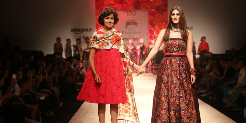 मिलिए भारत की फ़ैशन इंडस्ट्री की दिशा बदलने वाली इस डिज़ाइनर से, जिन्होंने प्रियंका चोपड़ा और विक्टोरिया बेकहम जैसे सितारों के लिए डिज़ाइन किए कपड़े