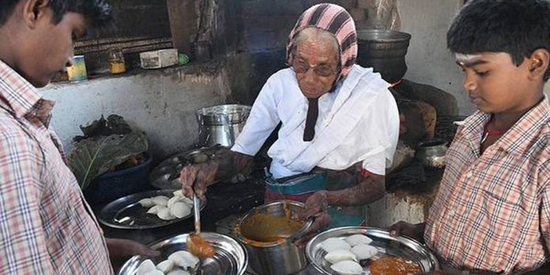 82 साल की ये वृद्ध महिला 15 सालों से बेच रही हैं मात्र 1 रूपये में पेट भर इडली, आनंद महिंद्र भी हुए इनके फैन