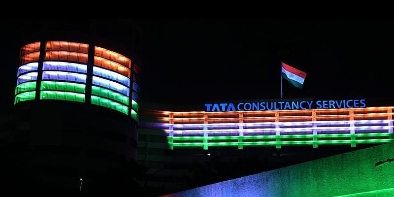 Tata की IT  कंपनी ने Moonlighting को बताया गलत, लेकिन किसी कर्मचारी को निकालने से इनकार किया