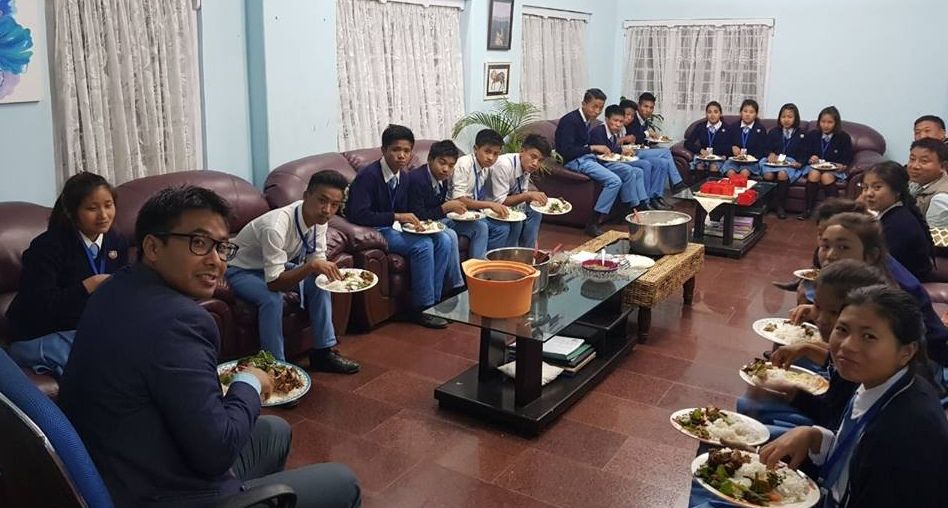 सौ किमी रोड बनवाने वाले डीएम ने संवार दी मासूम की जिंदगी 