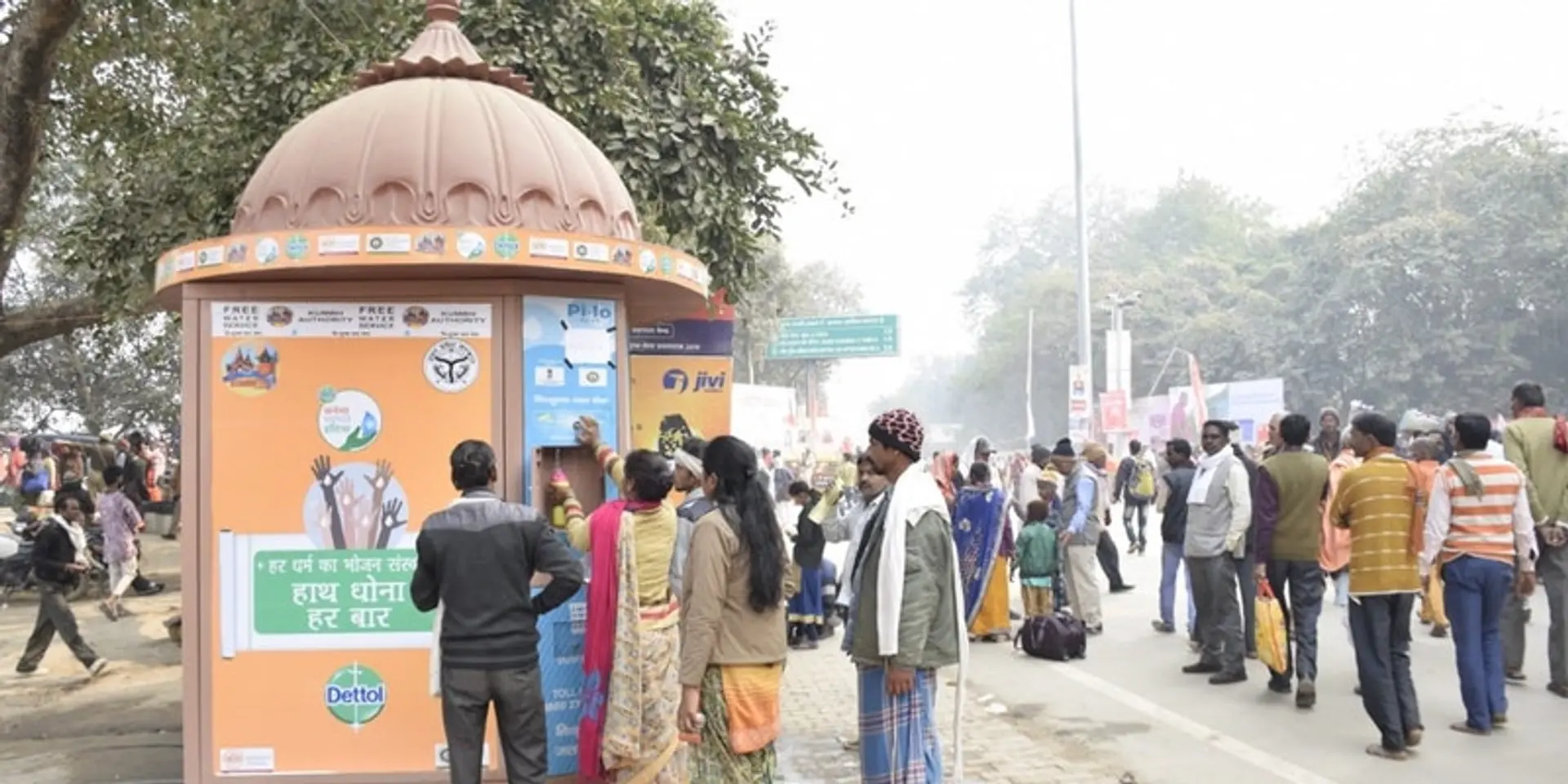 तपती धूप में राहगीरों की प्यास बुझा रहा यह अनोखा वॉटर एटीएम