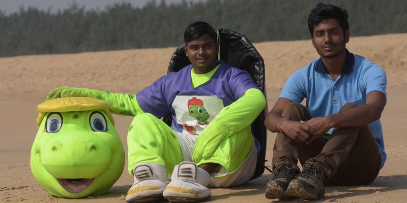ओडिशा के समुद्री तटों को कछुओं के लिए साफ कर रहे दो दोस्त