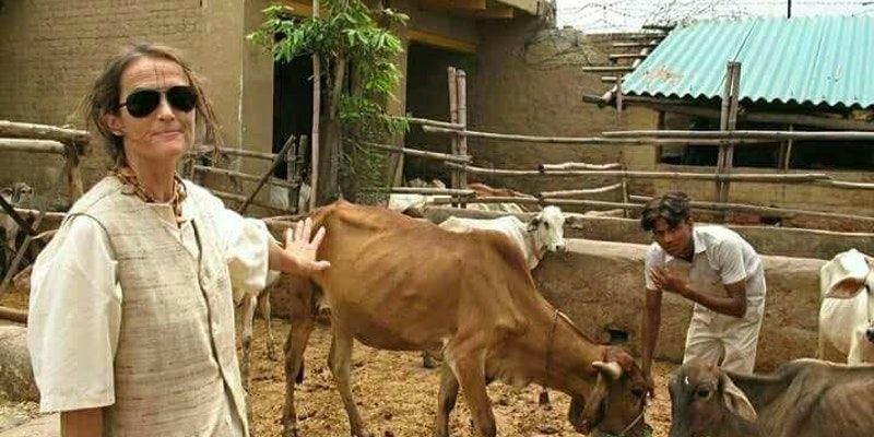 मिलिए जर्मनी की गौ रक्षक से जो भारत में करती हैं 1,800 गायों की देखभाल