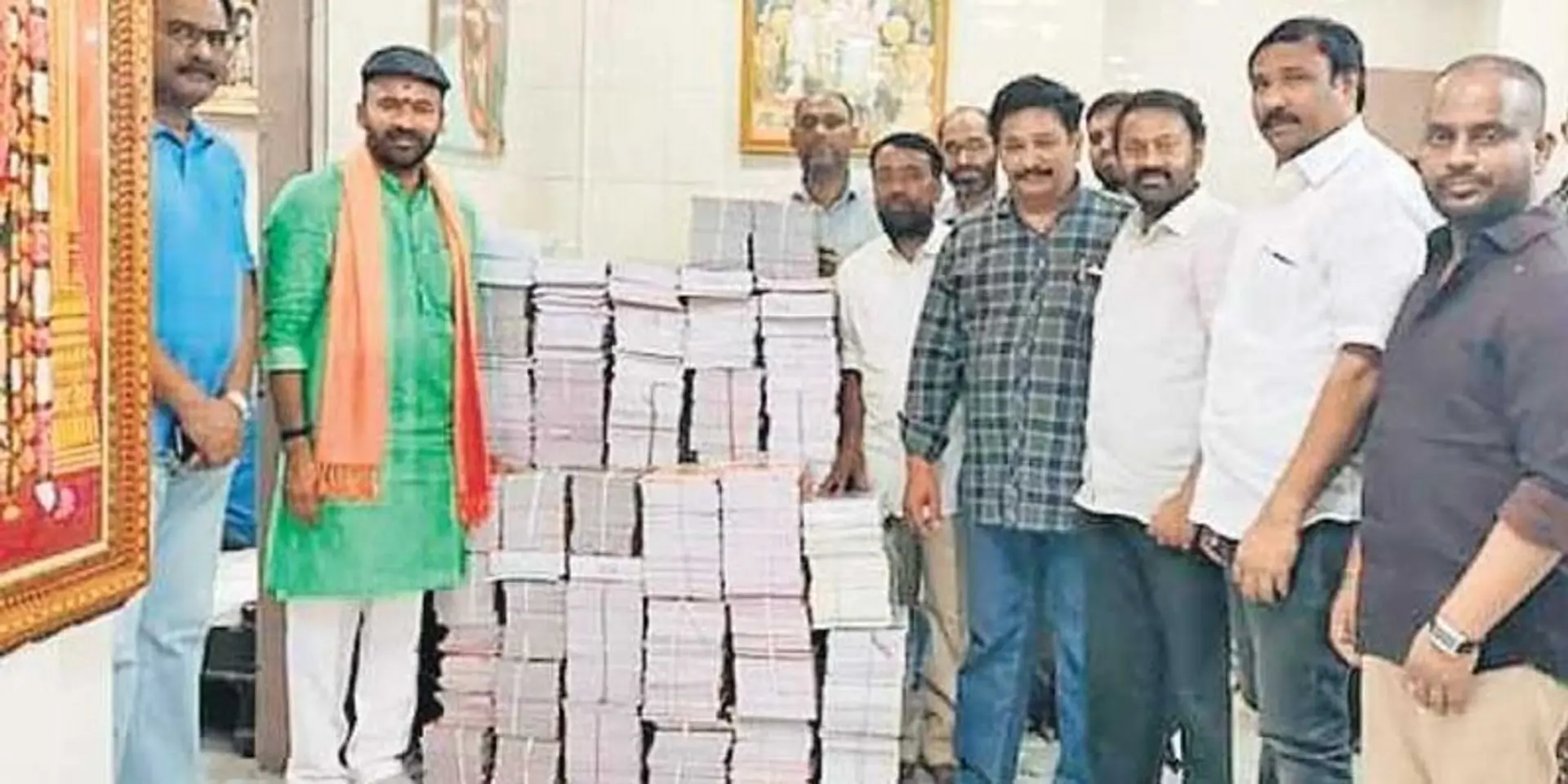 जीत के जश्न में पैसा बहाने की जगह इस सांसद ने बच्चों के लिए खरीदी कॉपियां