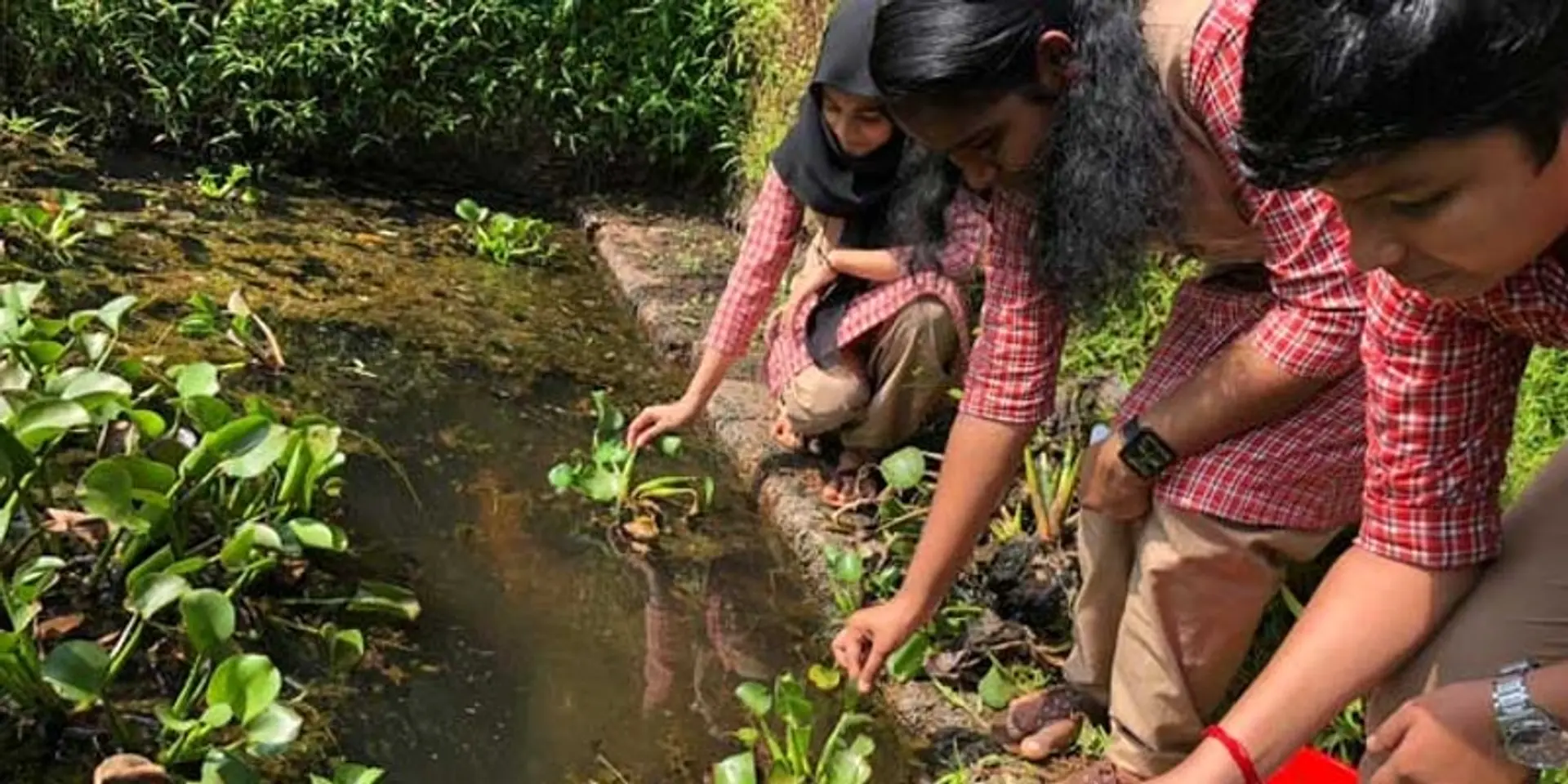 पर्यावरण प्रेम: स्कूल के बच्चों ने जलकुंभी से बनाया सैनिटरी नैपकिन