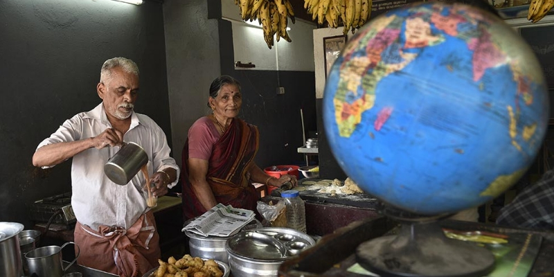 चाय बेचने वाले दंपत्ति ने उम्र के 60वें बसंत में की 23 देशों की यात्रा, आनंद महिंद्रा की मदद की पेशकश